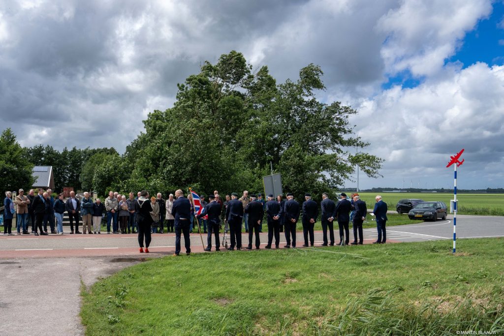 Foto van burgemeester Rian van Dam die samen met Stichting Herdenkingspalen Hollands Kroon een herdenkingspaal onthult voor 2 omgekomen engelse soldaten tijdens de tweede wereldoorlog nabij de Wieringermeerdijk