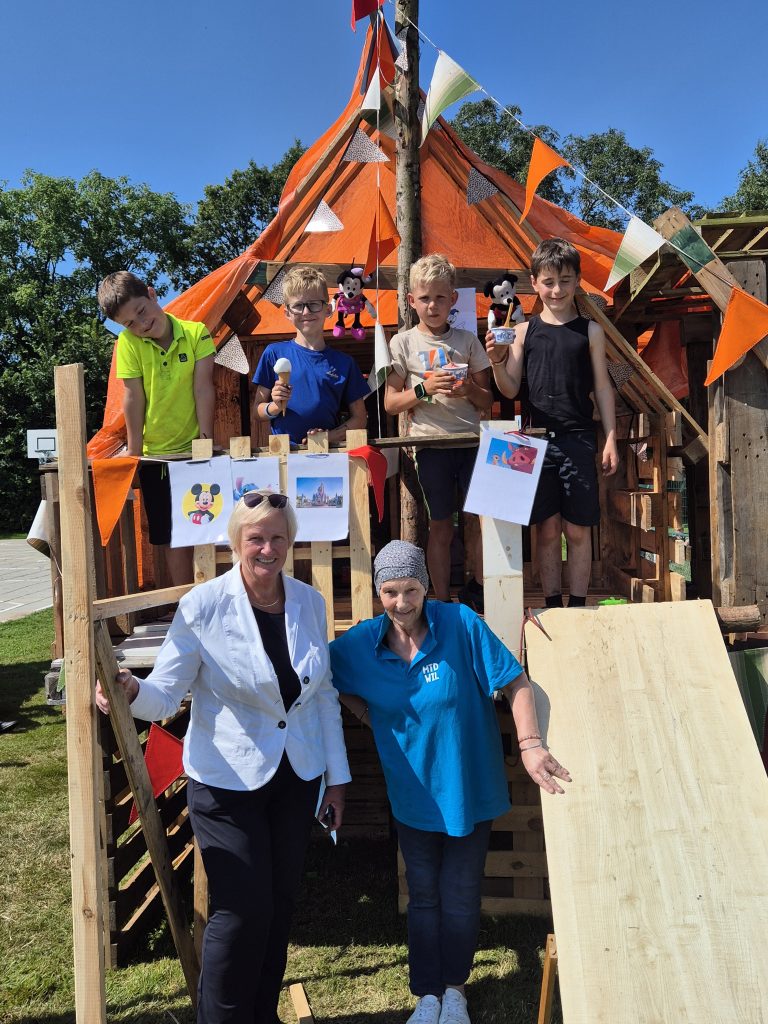 Wethouder Mary van Gent bezocht afgelopen week Huttendorp Hippolytushoef.  Wil Kuvener (rechts onderin) zet zich al jaren in om er een paar fantastische dagen van te maken. Het resultaat mag er wezen. Goed gedaan jongens! 