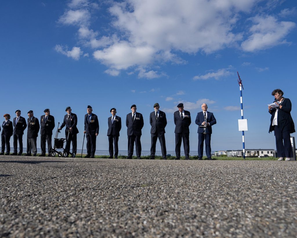 Herdenkingspaal onthuld aan de dijk op Wieringen.