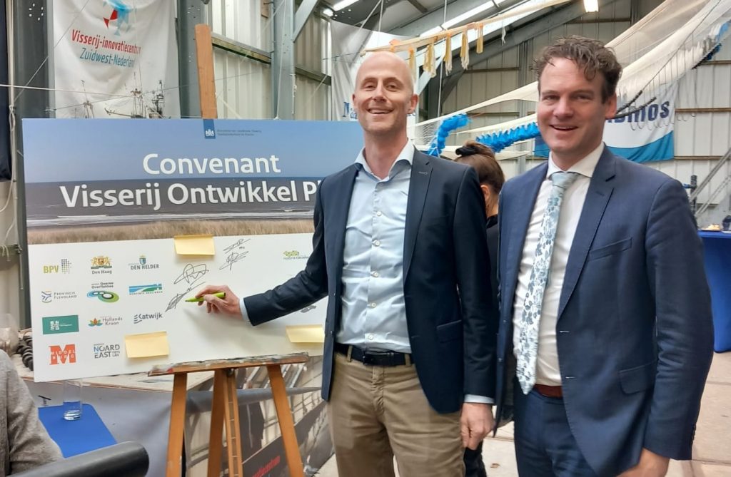 Robert Leever (links) ondertekent het Visserij Ontwikkel Plan convenant. Rechts van hem Jelle Beemsterboer, gedeputeerde van de provincie Noord-Holland voor Wonen, Landbouw en Visserij.
