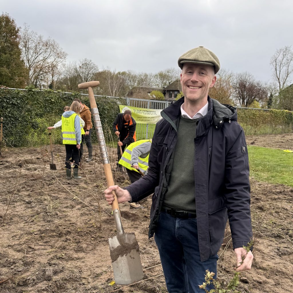 Wethouder Robert Leever steekt de tuinschep in de grond.