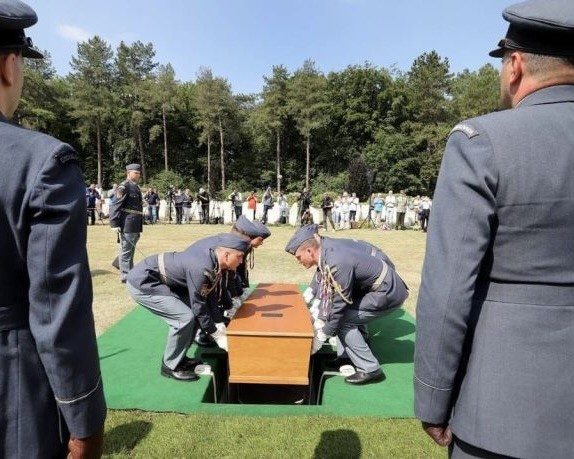 Op 23 juni 2022, precies 81 jaar nadat het vliegtuig neerstortte bij Nieuwe Niedorp, werden de resten van de bemanningsleden herbegraven op de militaire begraafplaats in Bergen op Zoom. 