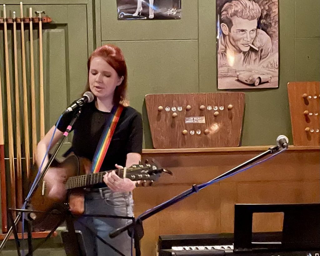 Optreden van singer-songwriter Marlies met gitaar.