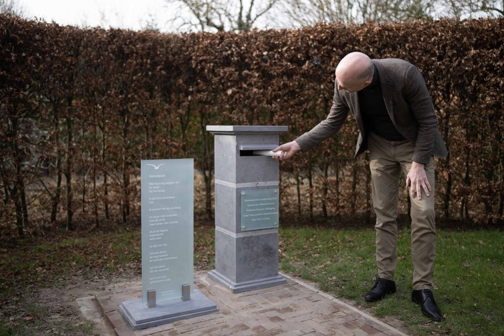 Brievenbus Hemelpost begraafplaats Wieringerwaard