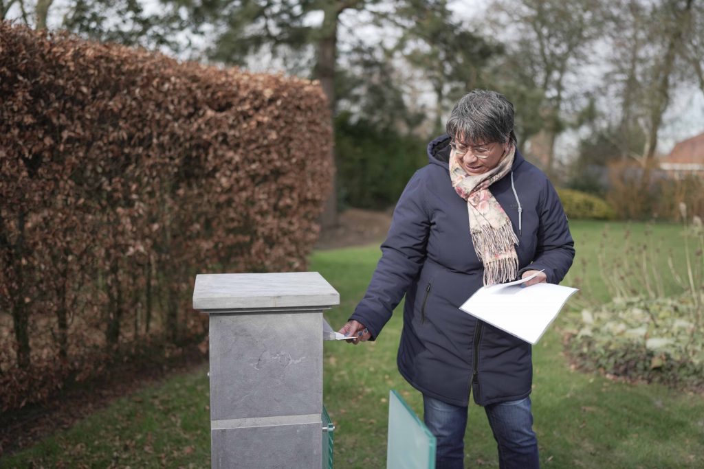 Brievenbus Hemelpost begraafplaats Wieringerwaard