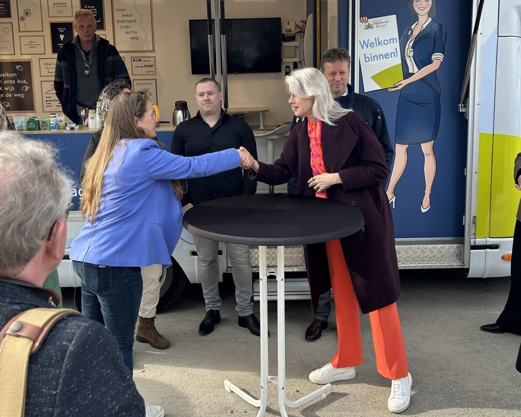 Minister Mona Keijzer (rechts) in gesprek met aanwezigen.