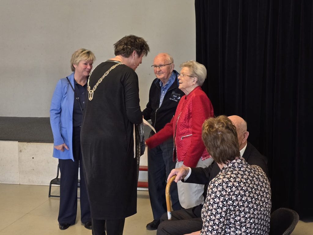 Burgemeester praat met inwoners Hollands Kroon.