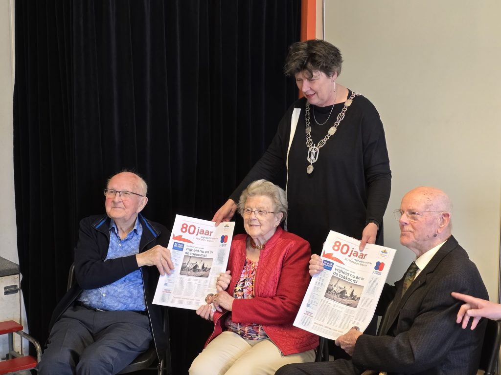 Burgemeester reikt herdenkingskrant uit aan inwoners Hollands Kroon.
