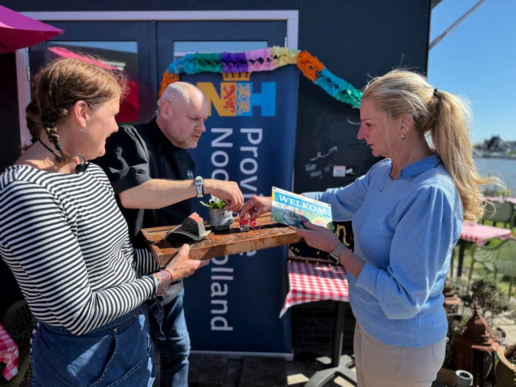 Overhandinging ambassadeursbordje