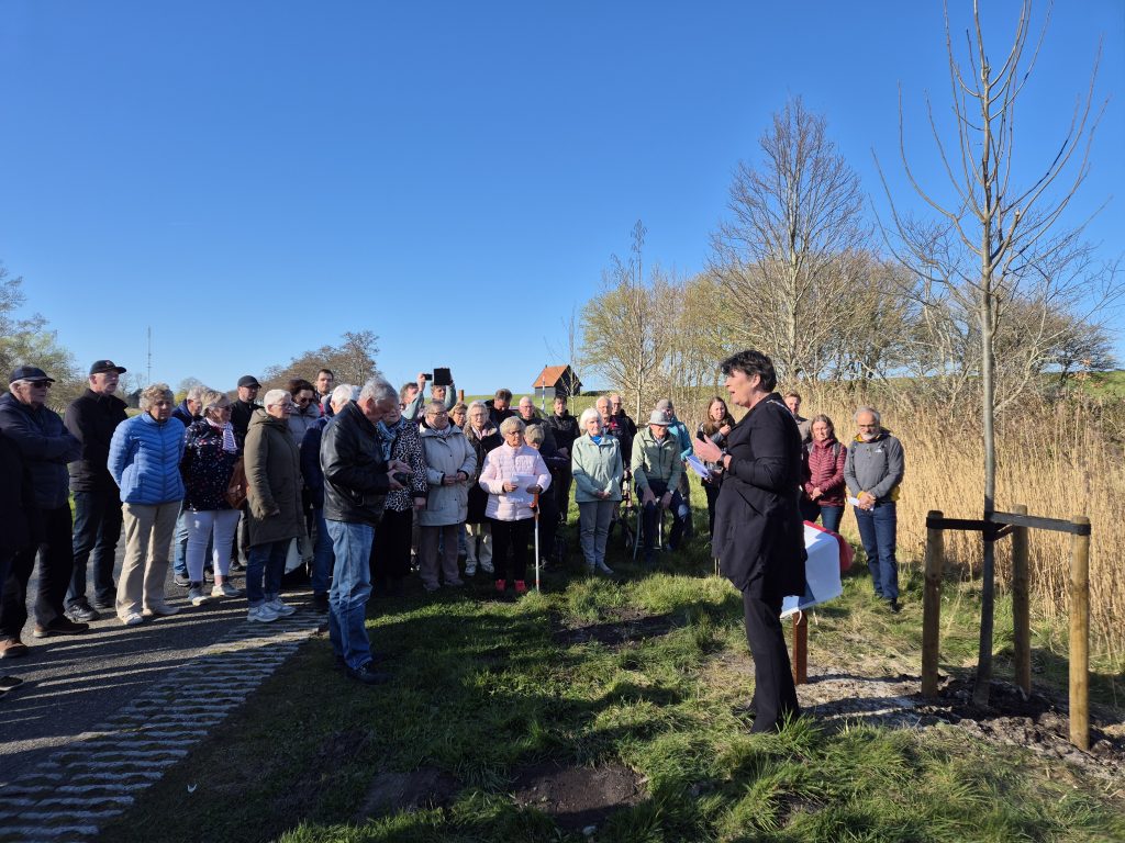 Burgemeester Rian van Dam geeft een speech