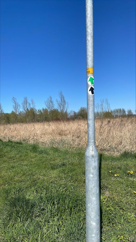 Markeringsstickers op een lantaarnpaal