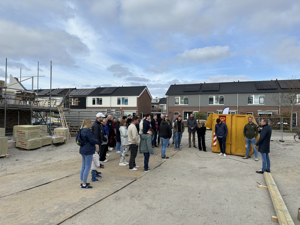 Wethouder Mark Versteeg doet een woordje naar de nieuwe bewoners