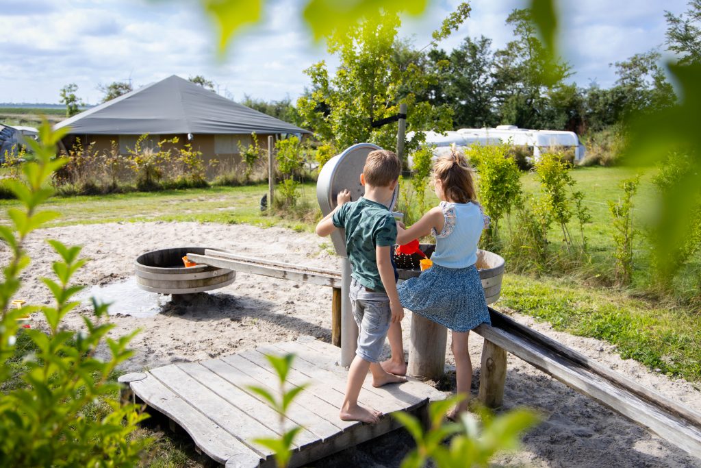 kinderen spelen op een camping
