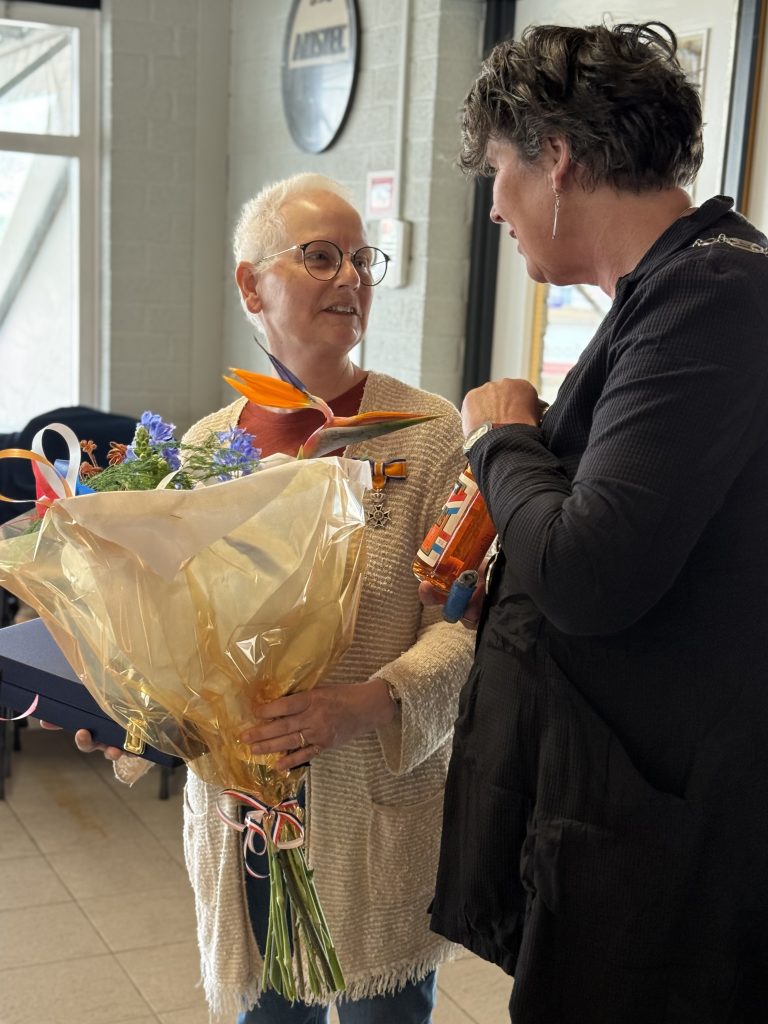 Sandra Hogervorst in de bloemetjes gezet
