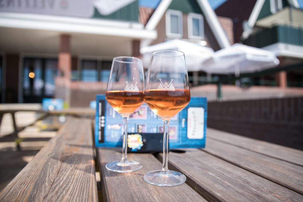 Twee glazen rose op een tafel voor een menukaart