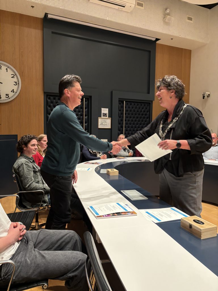 Burgemeester Rian van Dam feliciteert deelnemers van de cursus Politiek Actief