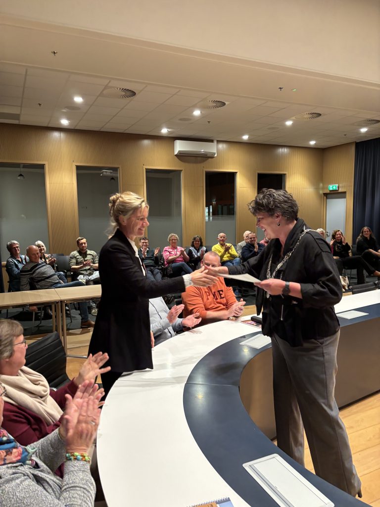 Burgemeester Rian van Dam feliciteert deelnemers van de cursus Politiek Actief