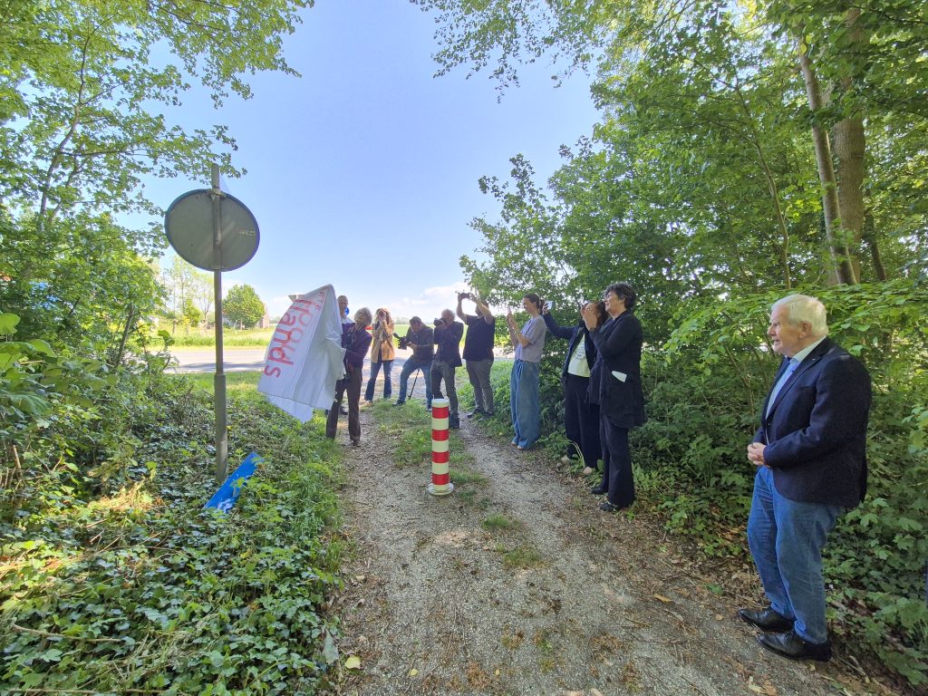 nichtje van Bep Lindenbergh onthult het bord