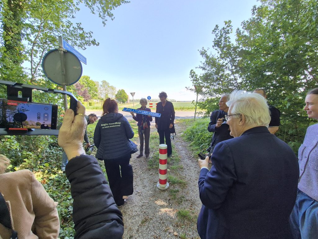 veel belangstelling voor de onthulling van het bord