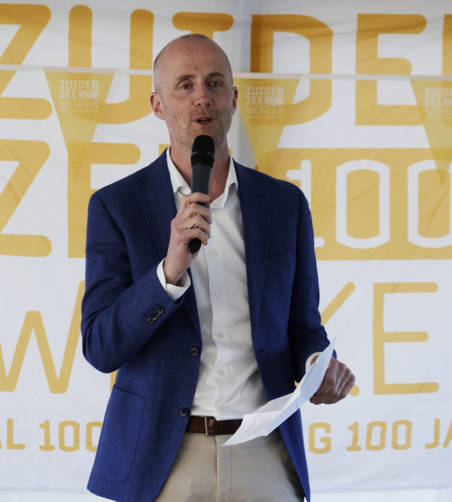 wethouder Robert Leever geeft toespraak. (foto Kenneth Stamp)