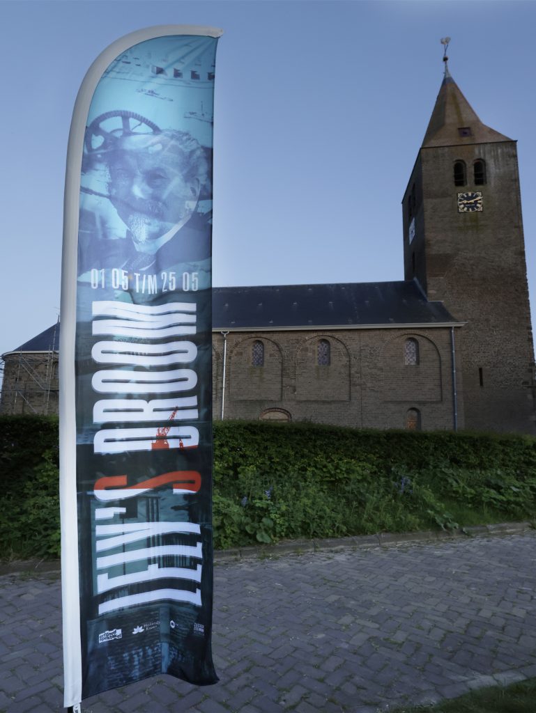 Michealskerk met reclamevlag. (foto: Kenneth Stamp)