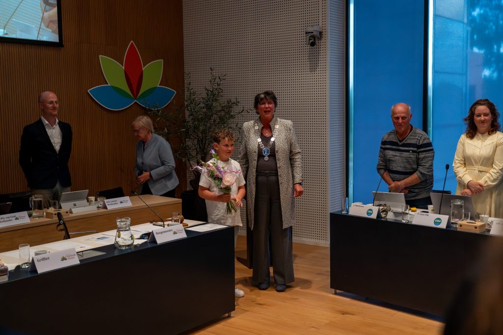 Burgemeester Rian van Dam poseert met Wobbe Groot, de nieuwe kinderburgemeester.