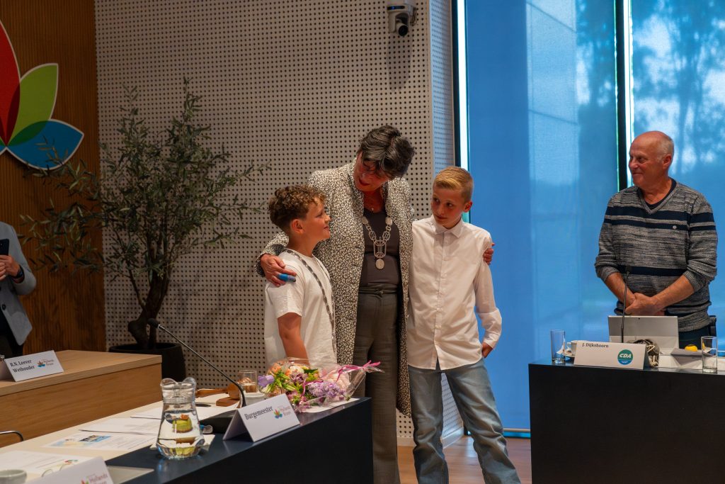 Burgemeester met de oude en de nieuwe kinderburgemeester Thijs en Wobbe.
