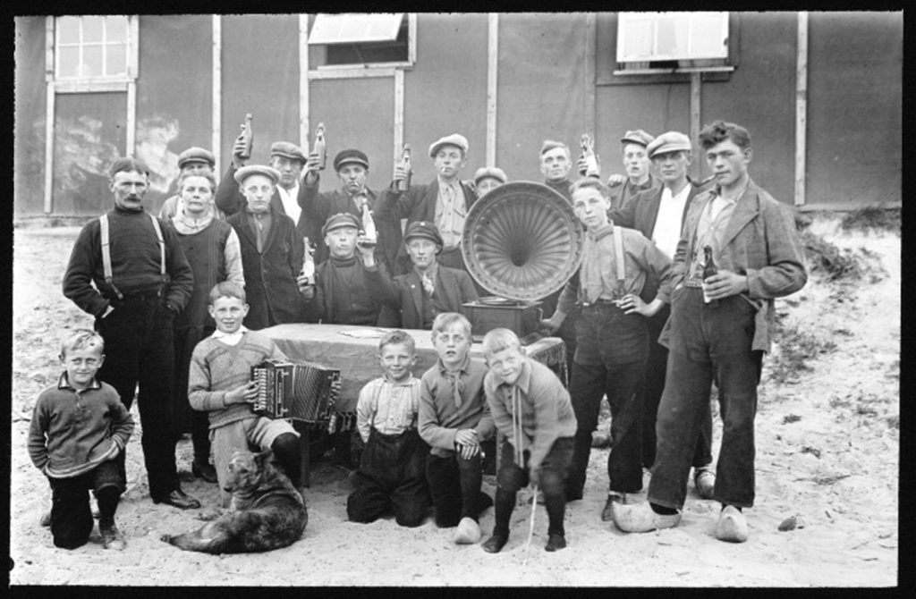 Arbeiders voor hun Keet bij de uitwateringssluizen in Den Oever 1929