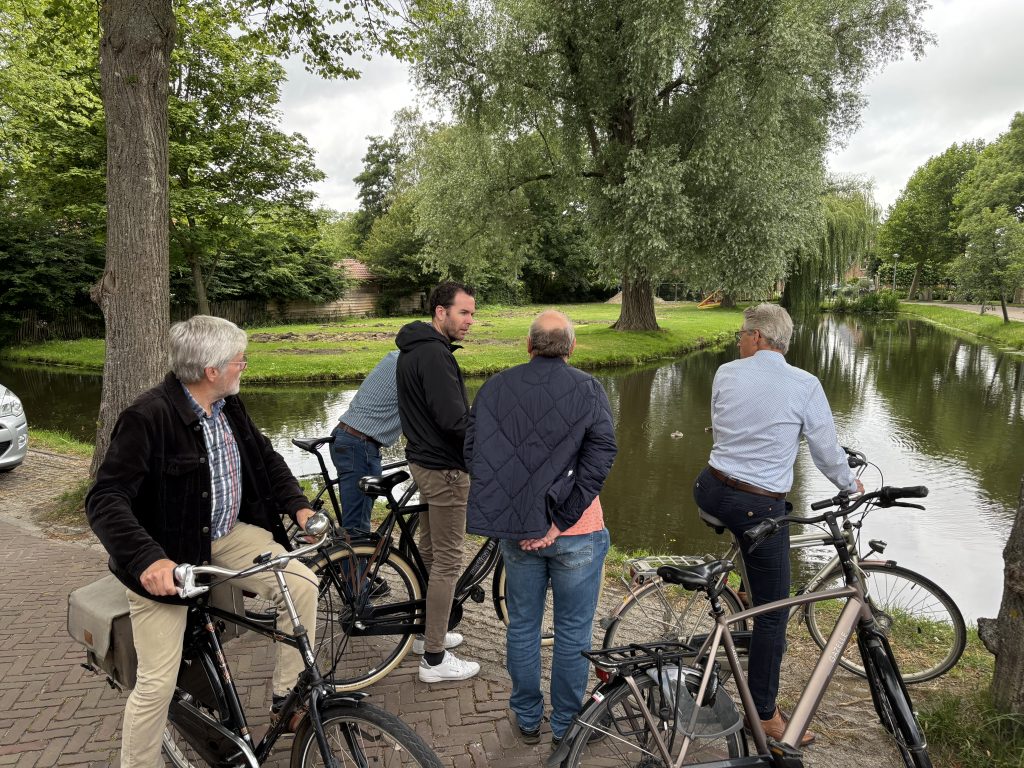 Mark in gesprek met mensen op de fiets