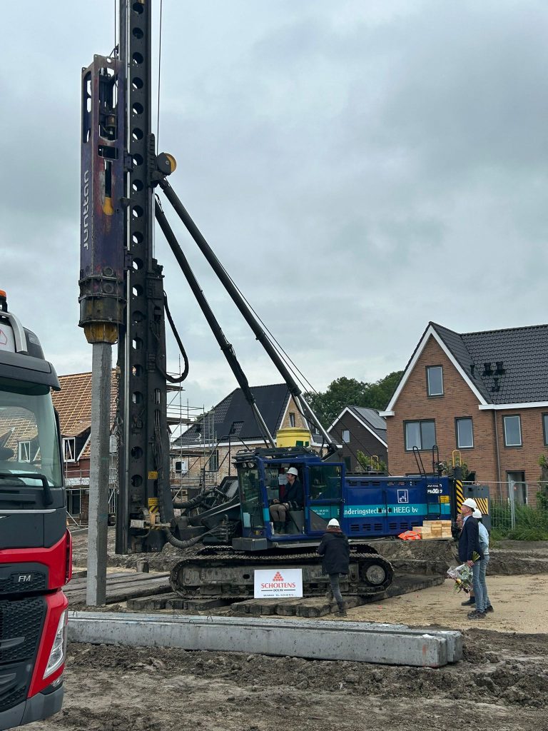 Heimachine slaat eerste paal fase 2 Dahliapark Winkel