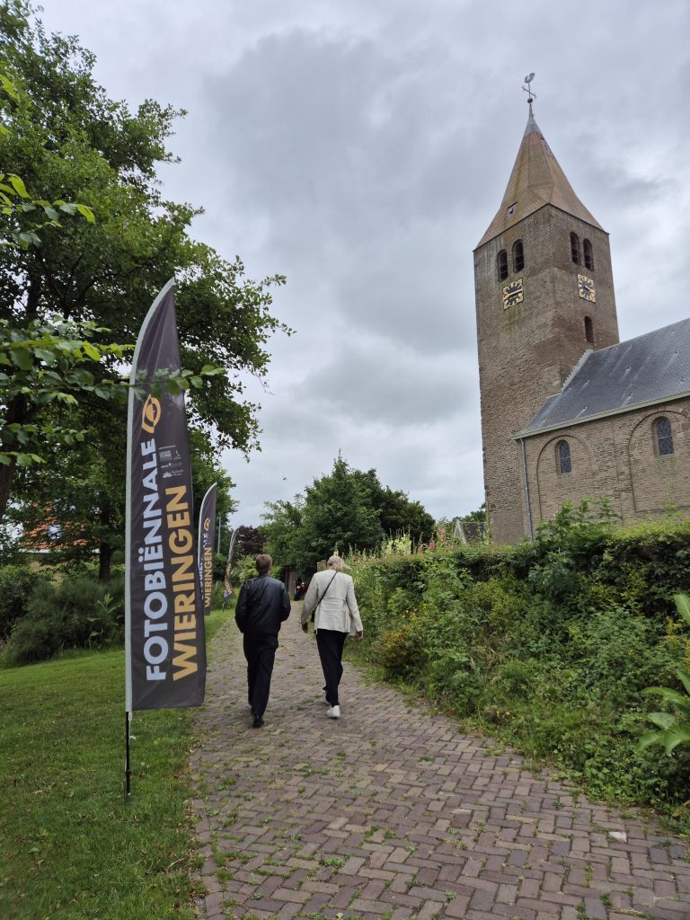 Mannen van Basalt - tentoonstelling - Oosterlanderkerk met banner