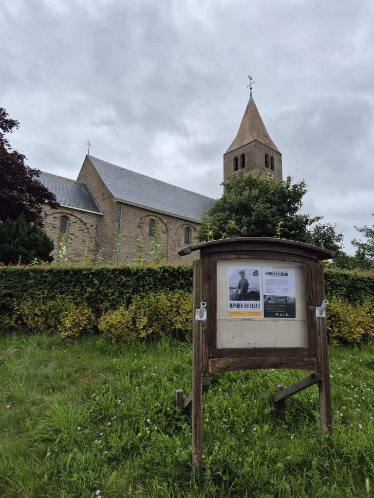 Mannen van Basalt - tentoonstelling - Oosterlanderkerk met bord