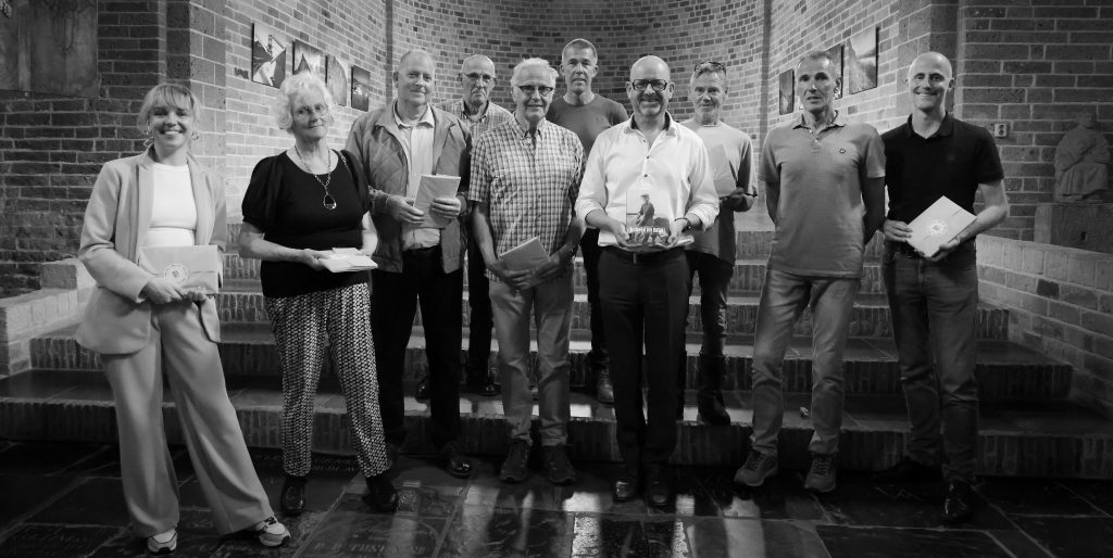 Mannen van Basalt - tentoonstelling groep mensen - foto Kenneth Stamp