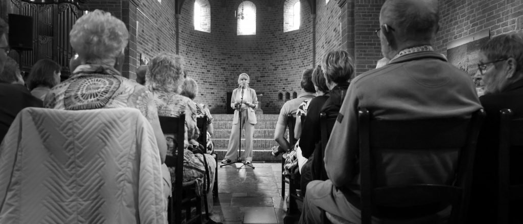 Mannen van Basalt - tentoonstelling publiek - foto Kenneth Stamp