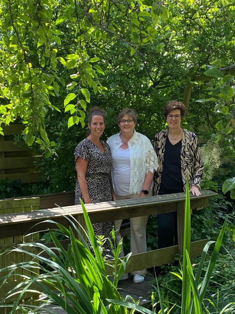 Margret samen met Petra en Shanne - buiten