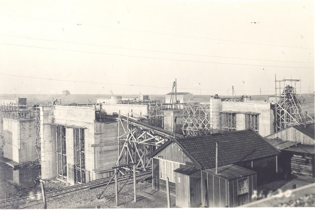 Uitwateringssluizen Kornwerderzand - De uitwateringssluizen in aanbouw 1930