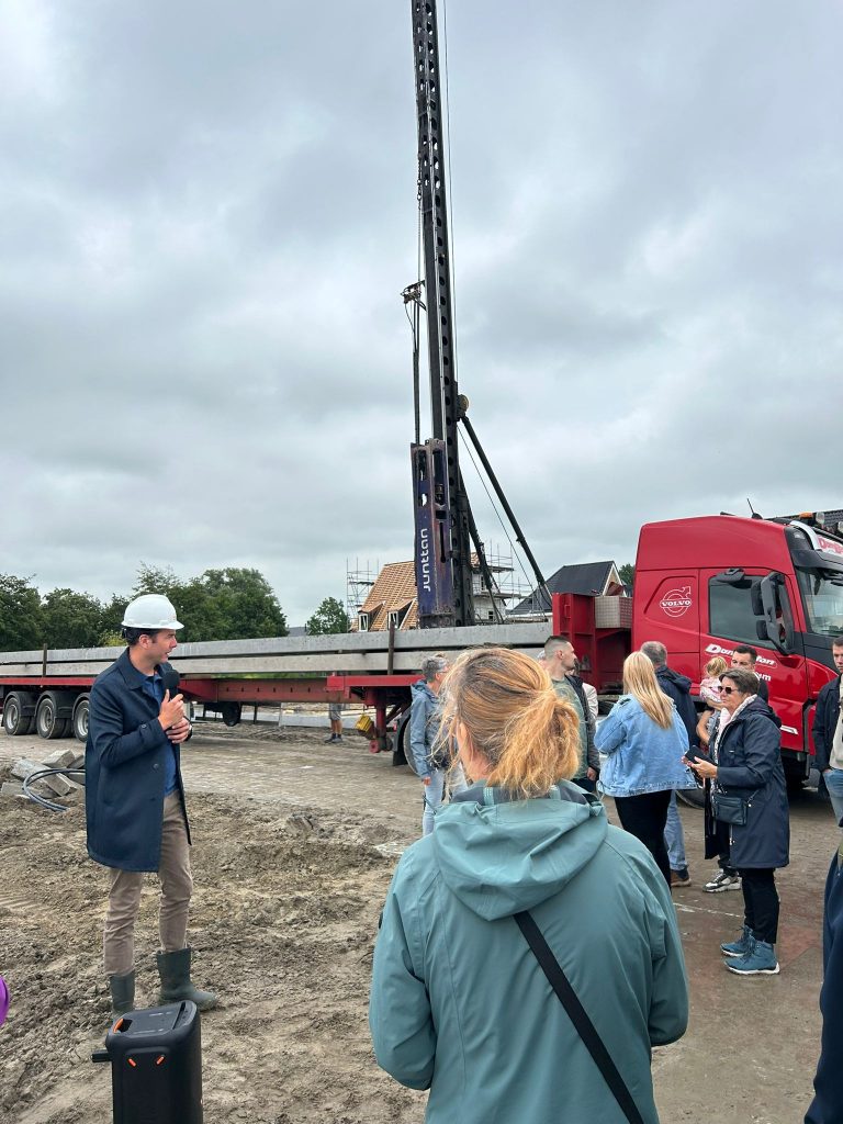 Wethouder Mark Versteeg bij eerste paal fase 2 Dahliapark Winkel