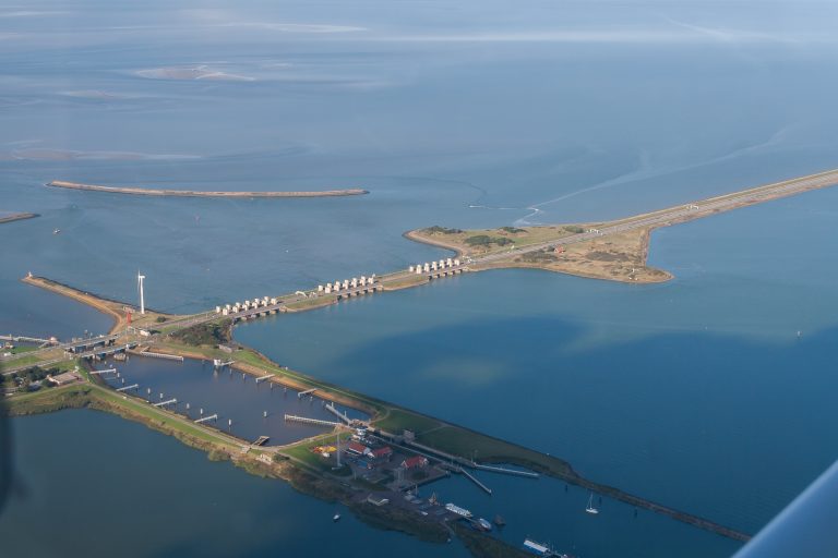 Afsluitdijk Den Oever van bovenaf bekeken.