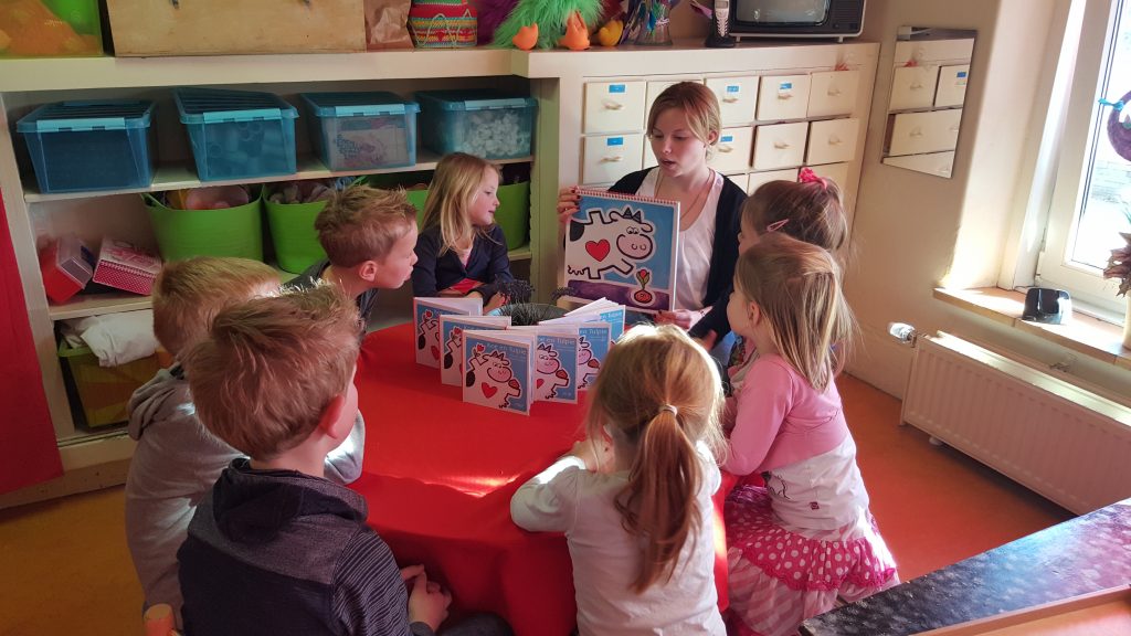 Het boekje Koe en Tulpie wordt voorgelezen in de klas.