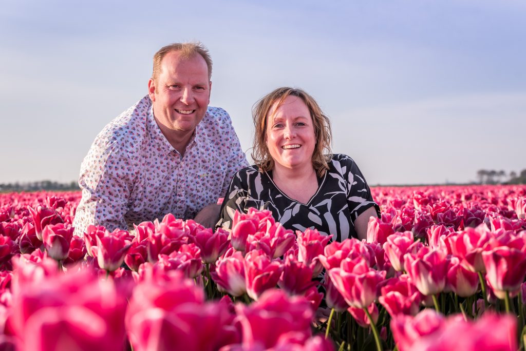 Siem en Sandra Munster tussen roze tulpen