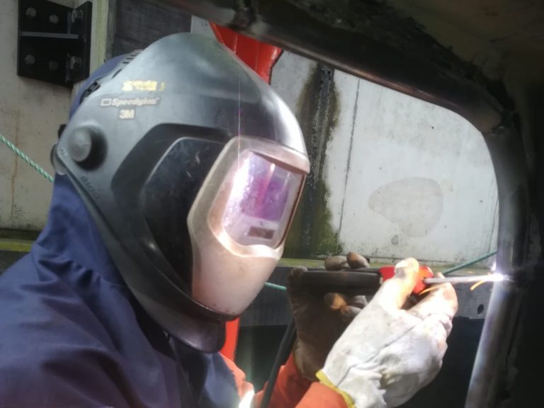 Ruud Muntjewerf van RM Las- en Reparatieservice aan het lassen met kap op