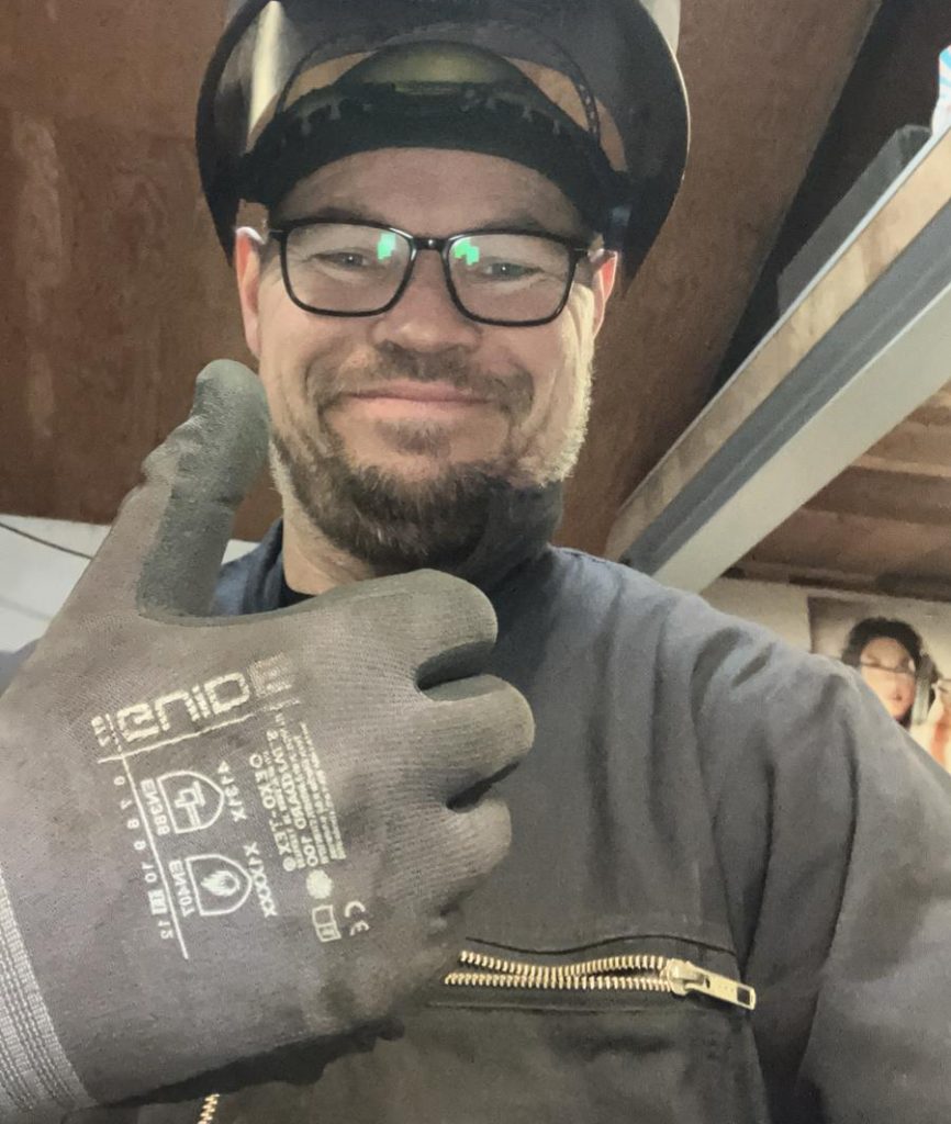 Ruud Muntjewerf van RM Las- en Reparatieservice in werkkleding steekt een duim op.