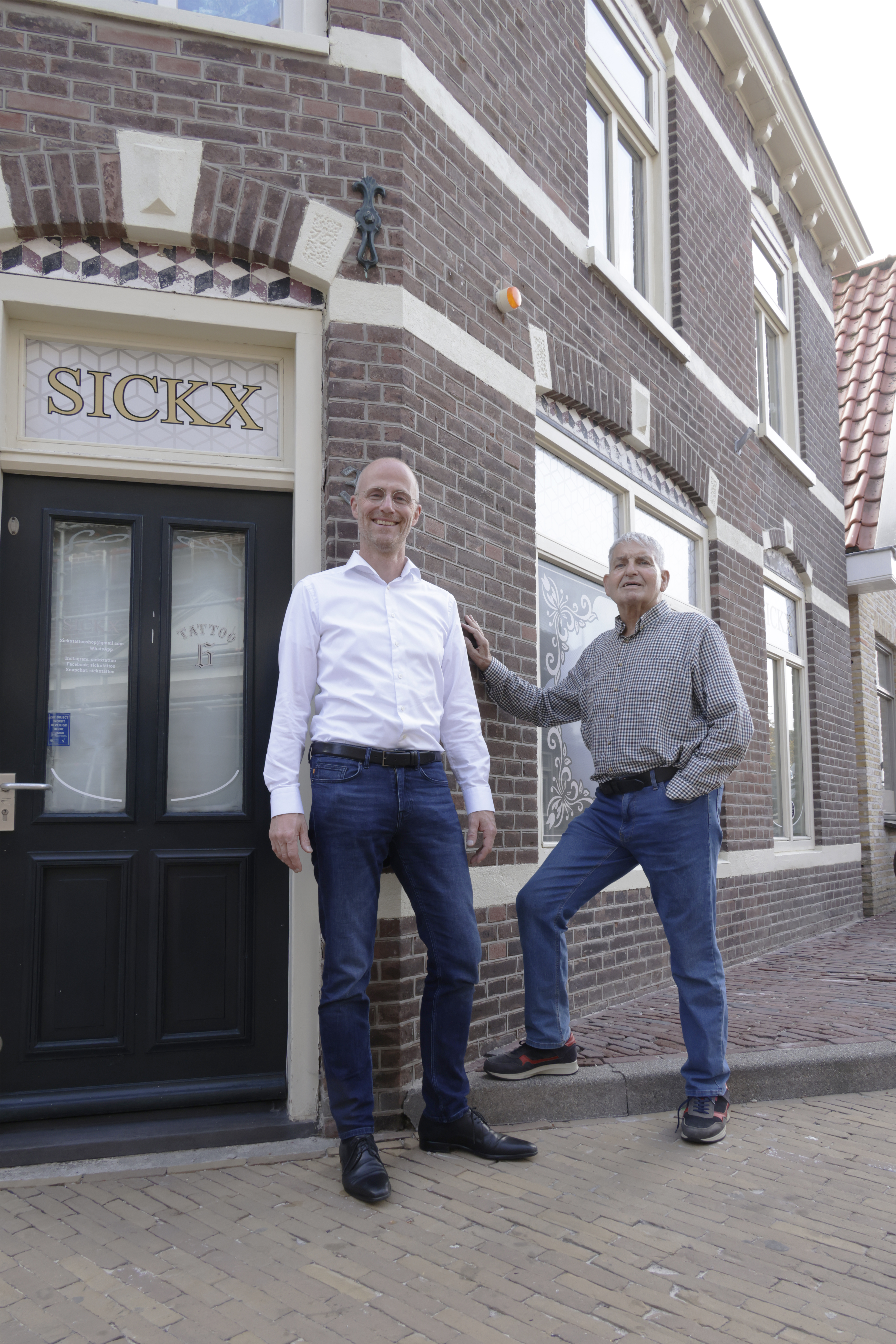 Robert Leever en Dirk Tijsen voor het pand - foto: Kenneth Stamp