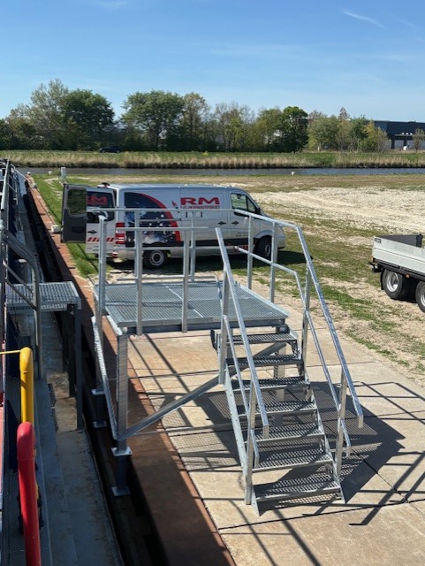 Een trap met bordes gelast door Ruud Muntjewerf van RM Las- en Reparatieservice