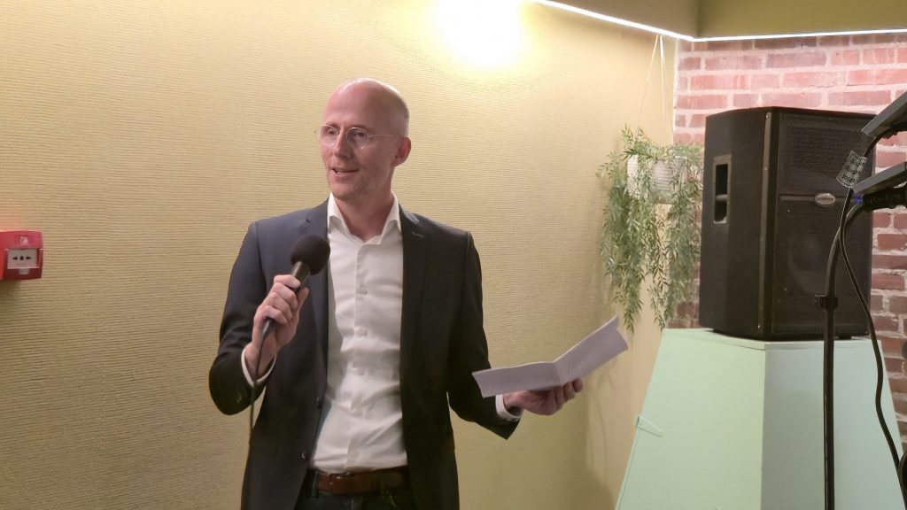 Robert Leever topent nieuwe muzieklokalen Cultuurschuur met een praatje.