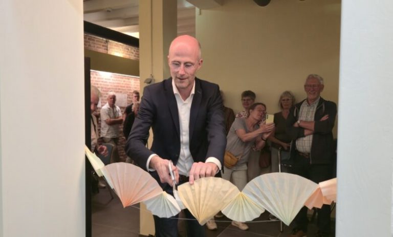 Robert Leever opent de muzieklokalen Cultuurschuur door een lint door te knippen