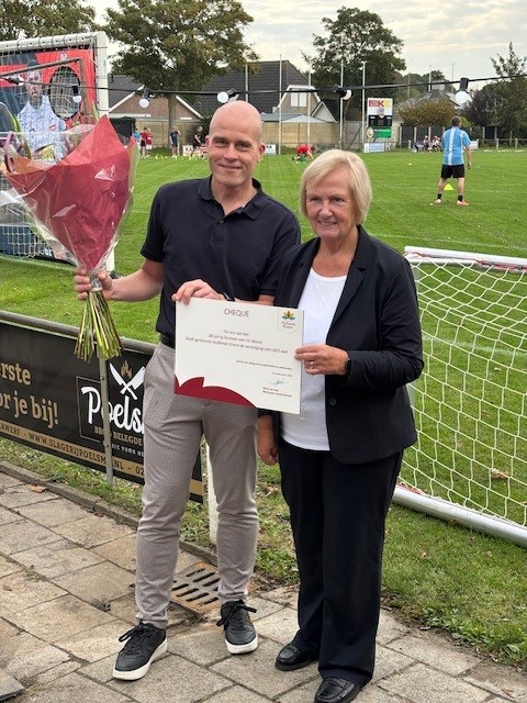80 jaar VV Wiron - Mary deelt cheque uit