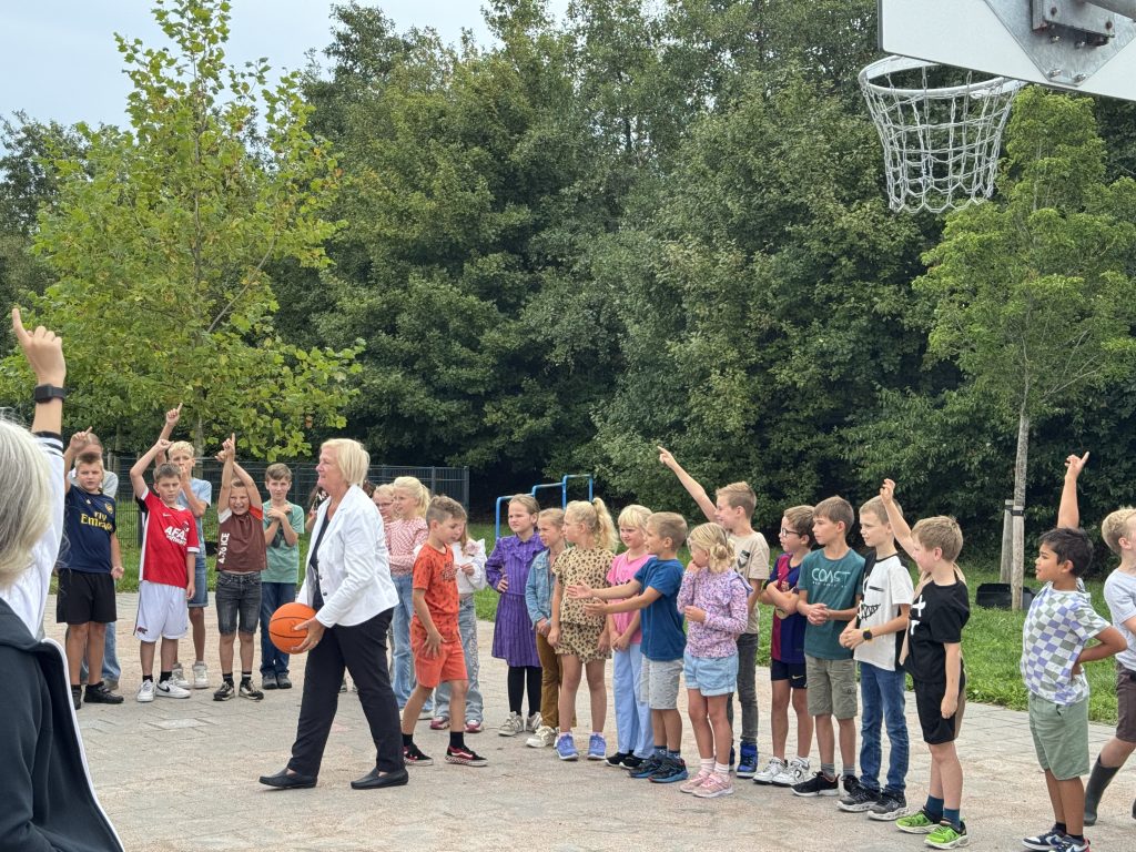 Alle kinderen willen de nieuwe baskets proberen