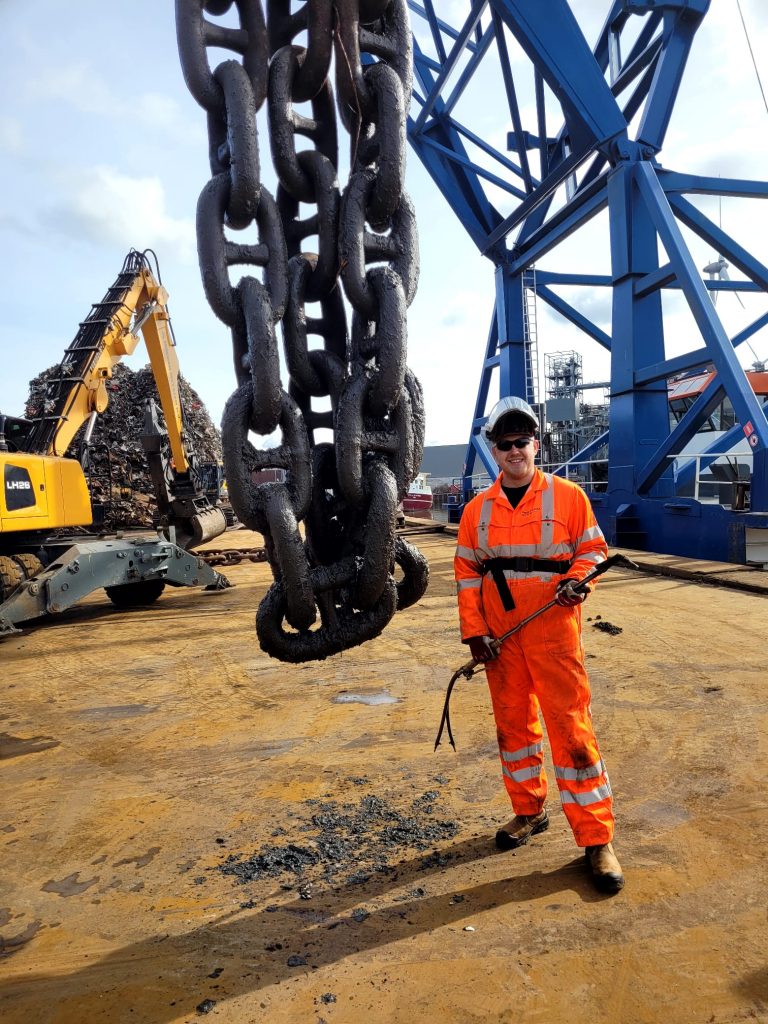 Bas Peetoom bij grote scheepskettingen