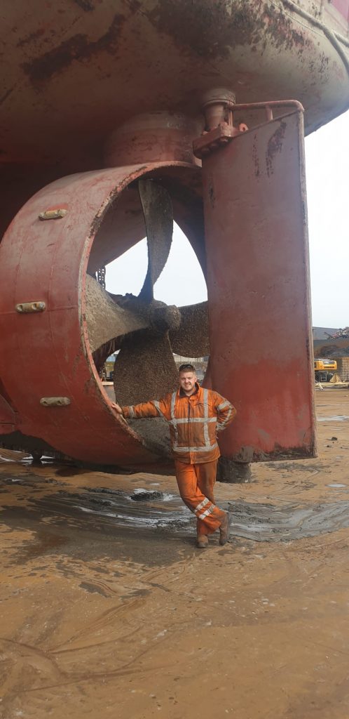 Bas Peetoom bij grote scheepsschroef